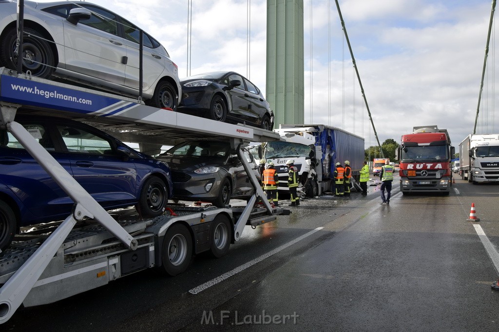 Schwerer LKW VU PKlemm A 4 Rich Olpe auf der Rodenkirchener Bruecke P035.JPG - Miklos Laubert